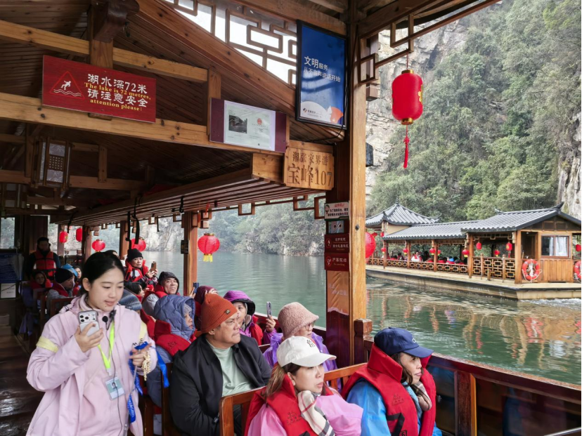 湖南张家界宝峰湖景区迎来大型菲律宾入境旅游团 湖南张家界宝峰湖景区迎来大型菲律宾入境旅游团