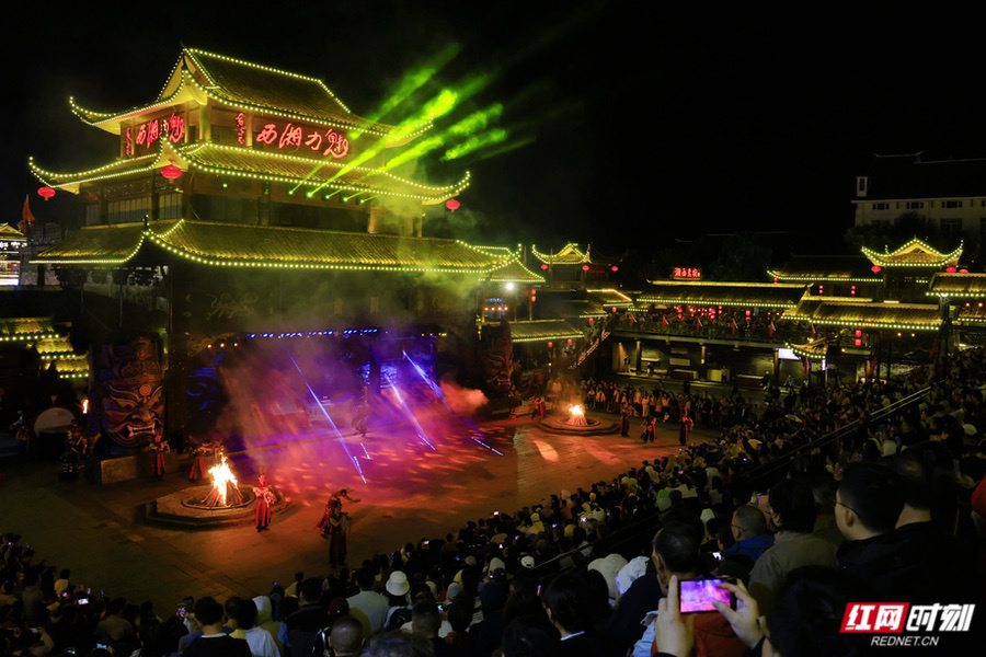 国庆假期湖南旅游市场持续火爆,多个热门景区约满限流,游客漫游悄然升温 国庆假期湖南旅游市场持续火爆,多个热门景区约满限流,游客漫游悄然升温